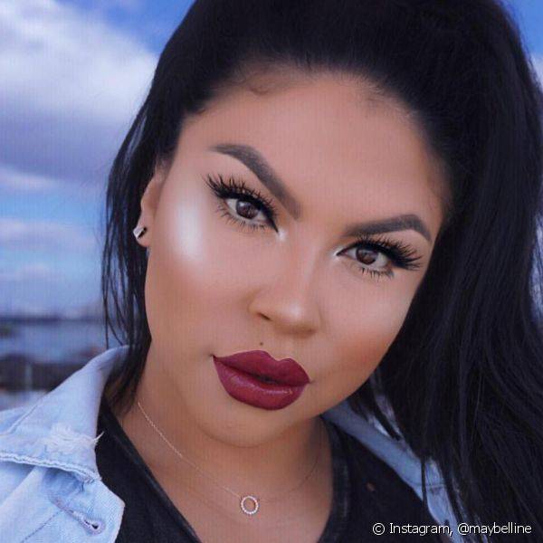 A tendência berry lips combina com diferentes estilos de maquiagem e fica incrível com todos os tons de pele (Foto: Instagram @maybelline)